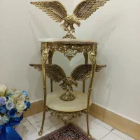 میز تلفن برنجی و یک جفت عقاب برنجی