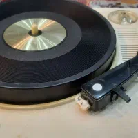 گرامافون چمدانی قدیمی