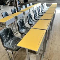 منشی خانم جهت پاسخگویی به تلفن