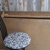 کفی تخت چوبی و صندلی و پنکه