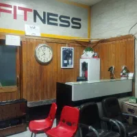 یک نفر بازنشسته شیک برای مدیریت باشگاه بدنسازی