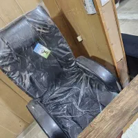 تعدادی صندلی و یک عدد گاو صندوق