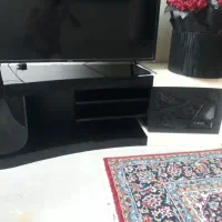 میز تلویزیون شیشه ای سالم و تمیز