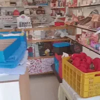 فروش لوازم آرایشی و ویترینها و میزها