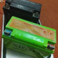 دوعدد باطری موتور با شارژر دوازده وات باطری