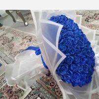 گل رز با روبان