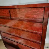 دراور چوبی ماهونی تمیز، سالم و پایه‌چرخ‌دار