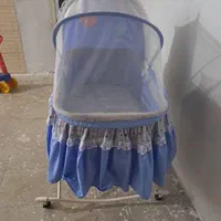 تخت نوزاد تمیز و سالم کم استفاده شده