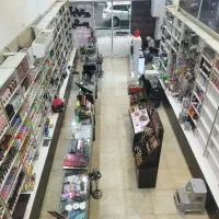فروشنده در فروشگاه لوازم آرایشی