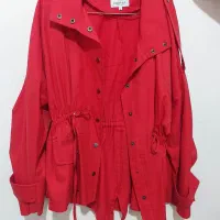 کت کوتاه قرمز پارچه خیلی جذاب یکم شاین داره