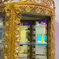 ویترین طلایی تاج دار