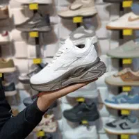 کتونی دومان خارجی|کیف، کفش، کمربند|قم, قلعه عموحسین|دیوار