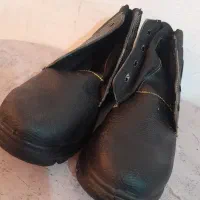 کفش آهنی و کلاه ایمنی