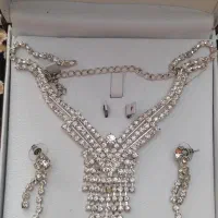 گردنبند و گوشواره نگینی