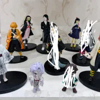 تعدادی فیگور انیمه و اکشن فیگور.  اسباب بازی