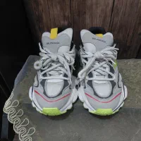 کتونی|کیف، کفش، کمربند|قم, انسجام|دیوار