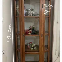 ویترین چوبی، گلدان و گل مصنوعی