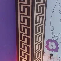 آباژور کنار سالنی چوبی