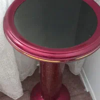 میز تلفن. و سه عدد شیشه