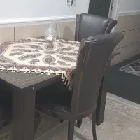 یک میز ناهار خوری چوبی معاوضه با رنگ سفید