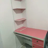 میز تحریر با کتابخانه کنارش