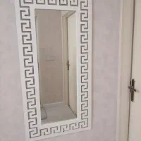 آینه دور قاب چوبی