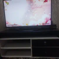 یک عدد میز تلویزیون بدون خط وخش