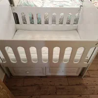 تخت کنار مادر