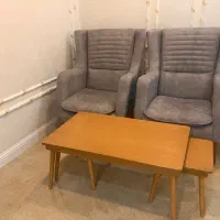 مبل راحتی به همراه میز وسط و ۲ عسلی