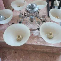 میز شش نفره بدون صندلی محکم وسالم ولوستر هم سالم|میز و صندلی غذاخوری|مشهد, سرافرازان|دیوار