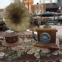 گرامافون تزئینی و تلفن فندک دار تزئینی چوبی برنجی