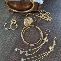 طلا گوشواره و دستبند .گردن بند