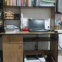 میز تحریر و کتابخانه