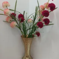 گلدان و گل مصنوعی