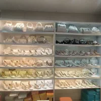 فروش یکجا و فوری کیف و کتونی به دلیل تغییر شغل