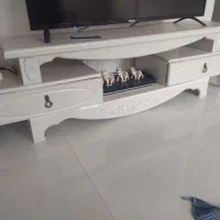 میزتلویزیون سالم وتمیز بدون خط خش و بدون لب پریدگی