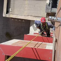 راپل کار در ارتفاع با طناب بدون داربست پیچ رولپلاک|خدمات پیشه و مهارت|تبریز, |دیوار