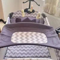 تخت و پارک کنار مادر