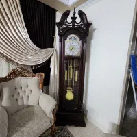 ساعت ایستاده کنار سالنی
