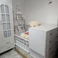 تخت و کمد کودک و نوجوان باتشک وروتختی و آویز تخت