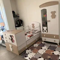 سیسمونی تخت و کمد نوزاد ویترین دراور مدل خرسی کرم