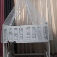 تخت کنار مادر