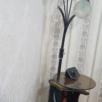 آباژور، میز کنار سالنی چراغ دار