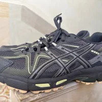 کفش اسپورت asics اصل سایز۴۱طرح و رنگ سال کاملا نو