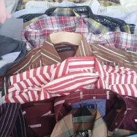 تعدادی پیراهن نو و شلوار لی در حد نو