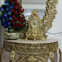 بوفه. آیینه شمعدان .ساعت ایستاده . میز تلویزیون