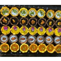 به تعدادی نیروی خانم در کارگاه قنادی محیط زنانه