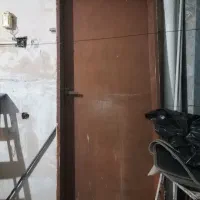 درب چوبی به همراه چهار چوب در و دستگیره