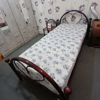 تخت فرفوژه یکنفره همراه با پاتختی سالم بدون ایراد