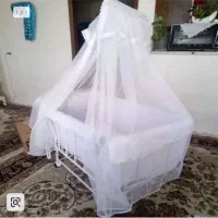 تخت گهواره ای کنار مادر
